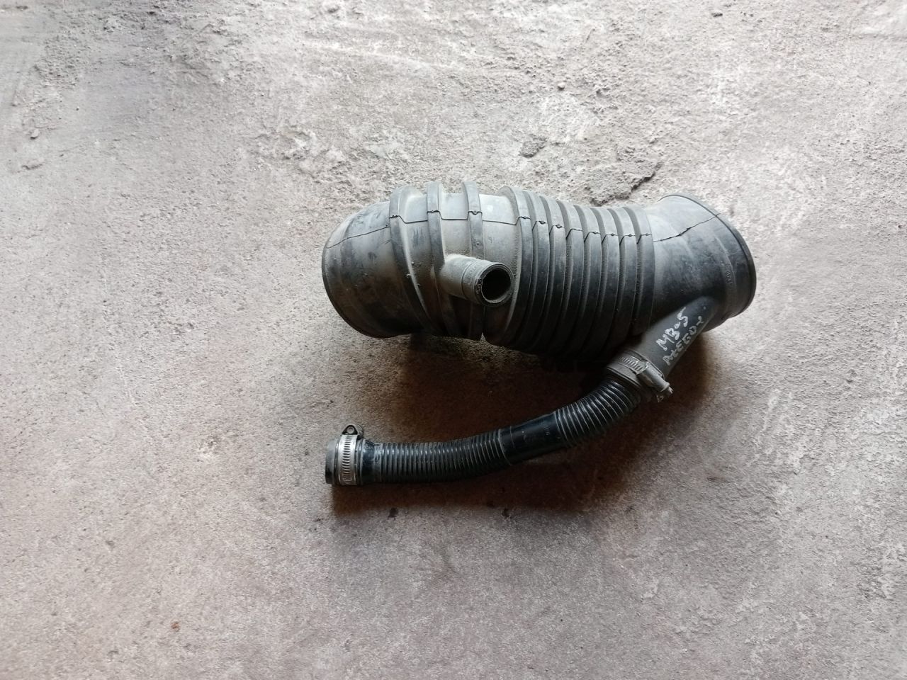 патрубок воздушного фильтра Mercedes-Benz Atego 1 поколение (1998 - 2013) - фото №1