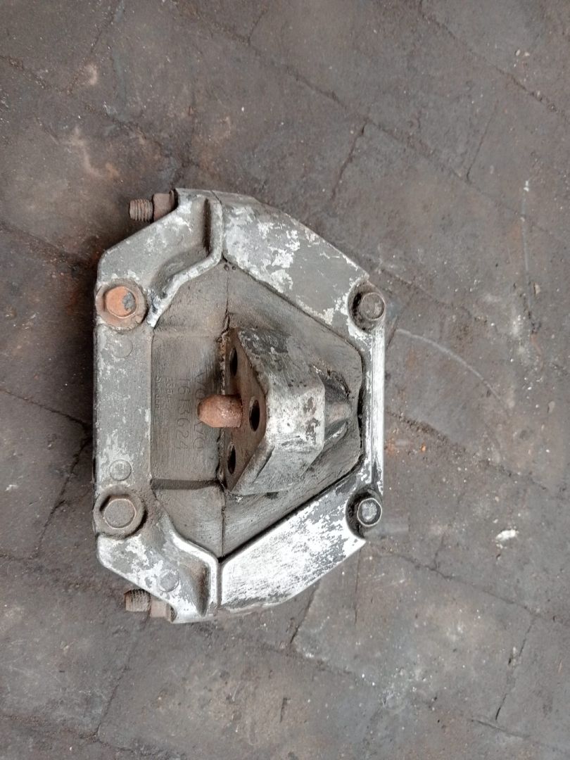 подушка крепления двигателя Volvo FL 1 поколение (1985 - 2006), 1591599-2 - фото №1