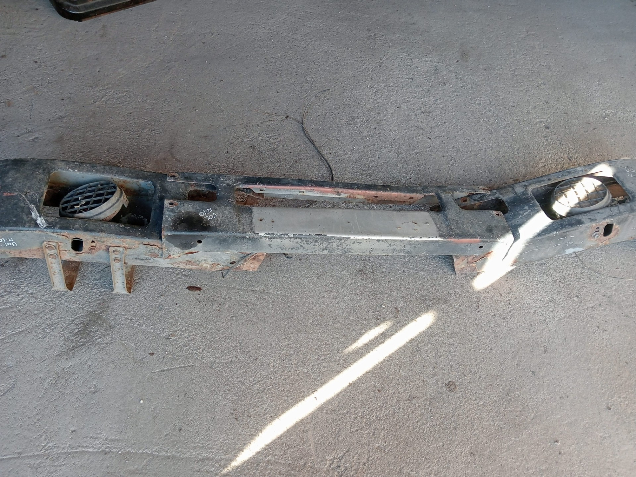 бампер передний Volvo FL 1 поколение (1985 - 2006) - фото №1