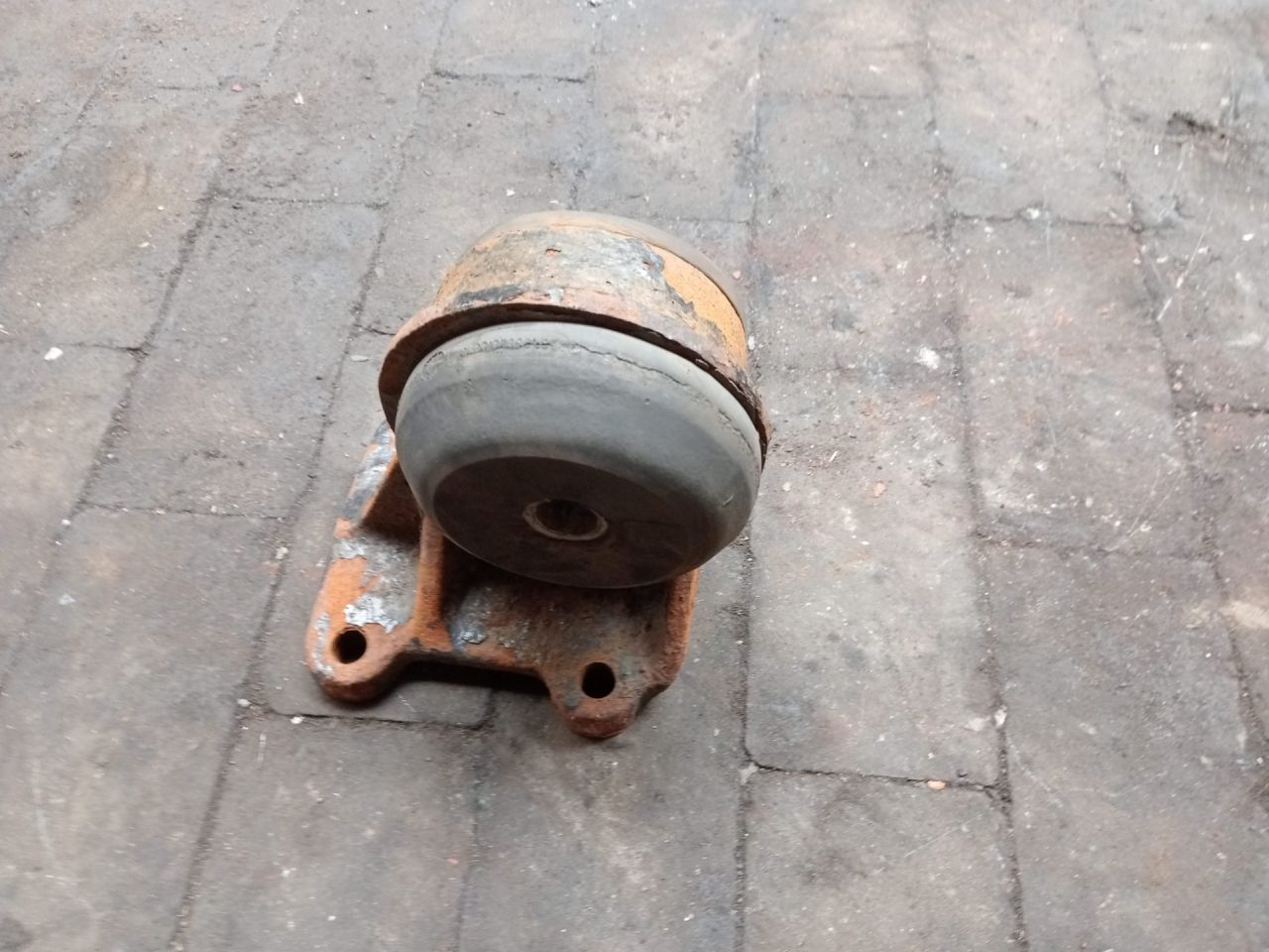 подушка крепления двигателя МАЗ, 5010316521 - фото №1