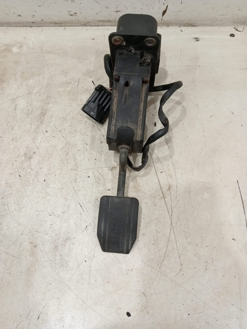 педаль IVECO EuroTech 1 поколение (1991 - 1999) - фото №1