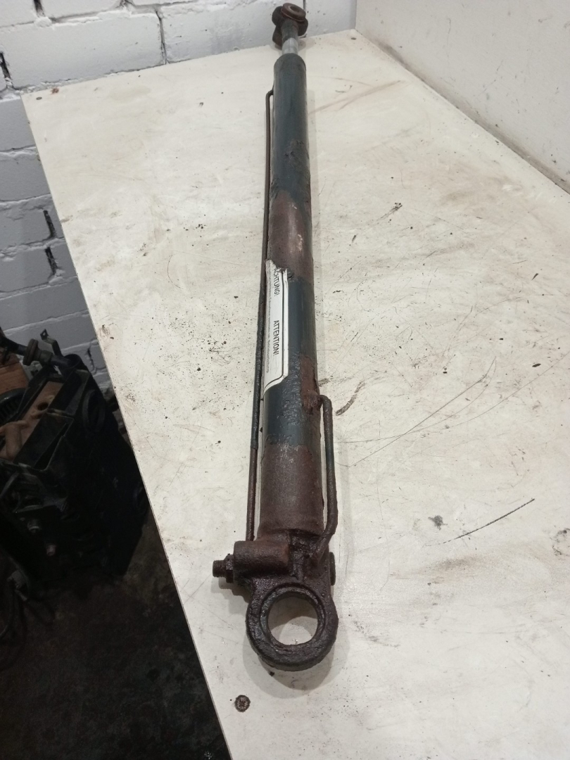 цилиндр подъёма кабины MAN TGA 1 поколение (2000 - 2008) - фото №1