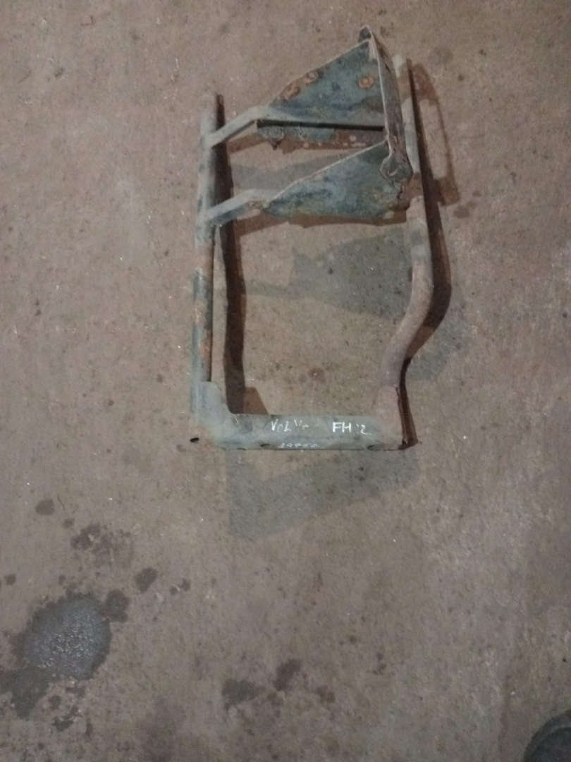крепление ( кронштейн ) крыла Volvo FH 1 поколение (1993 - 1998) - фото №1