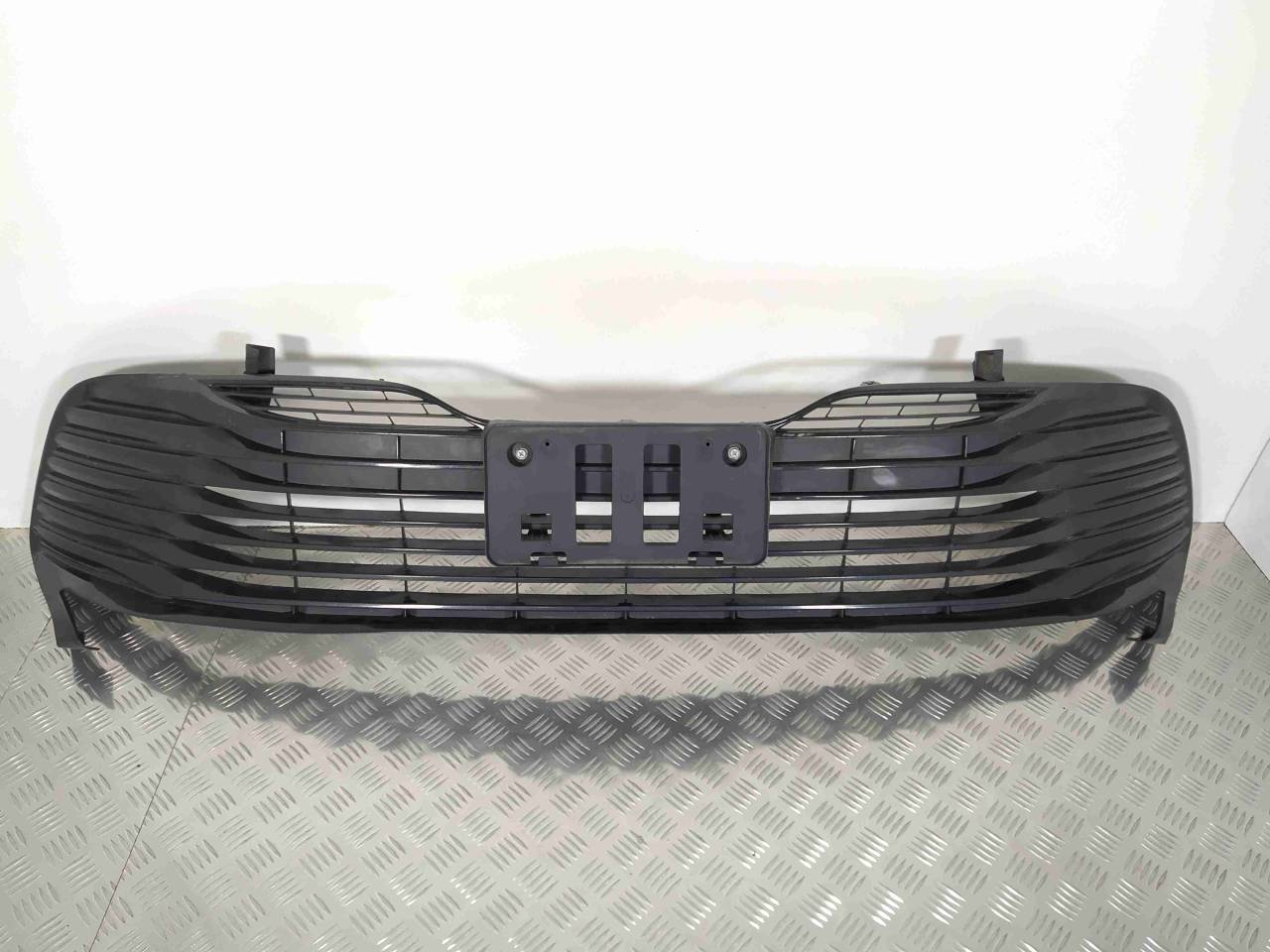 заглушка (решетка) в бампер Toyota Camry XV70 2018, 5315506080, 5311306010, 5311306020, 5310206240, 5310206250, 5310206270, 5311206560, 5311206570, 5311206690 - фото №1