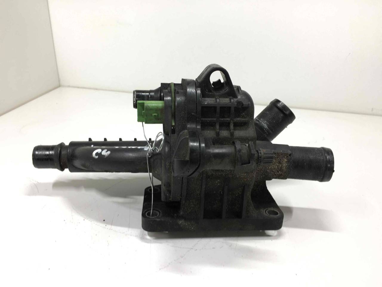 корпус термостата Citroen C4 Picasso 1 поколение 2011, 1.6 л., HDi, дизель, робот, передний привод, 9684588980 - фото №1