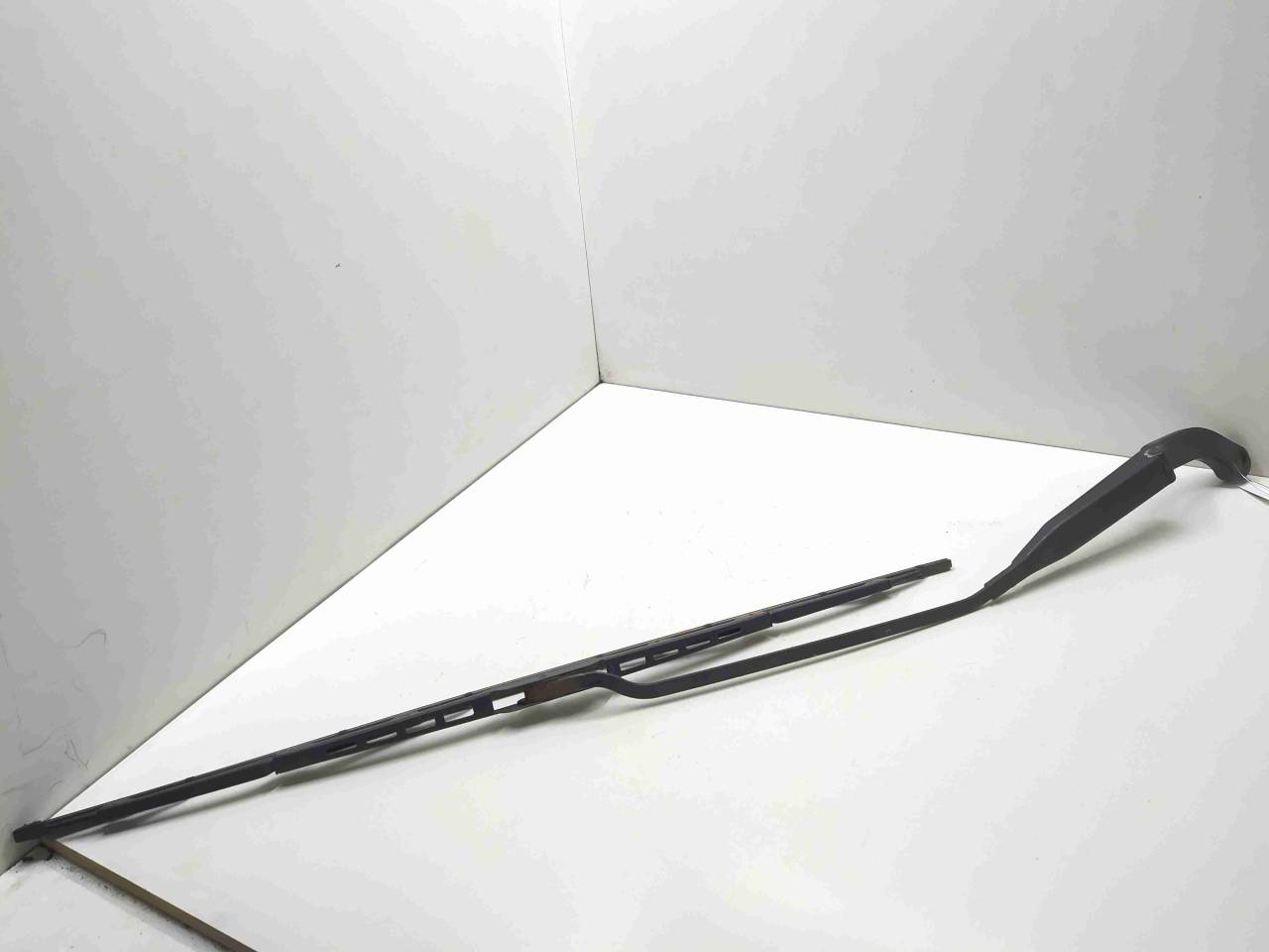 щеткодержатель (поводок стеклоочистителя, дворник) Audi 80 B3 1987, 1.8 л., бензин, МКПП, седан, передний привод, 893955407D - фото №1