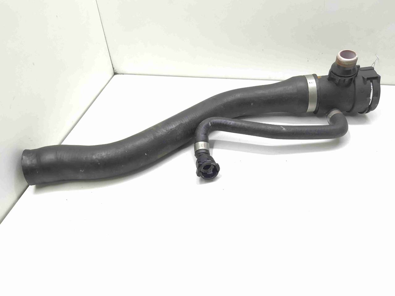 патрубок радиатора BMW 1 серия F20/F21 2012, 1.6 л., Ti, бензин, АКПП, задний привод, 17127596832, 7596832 - фото №1