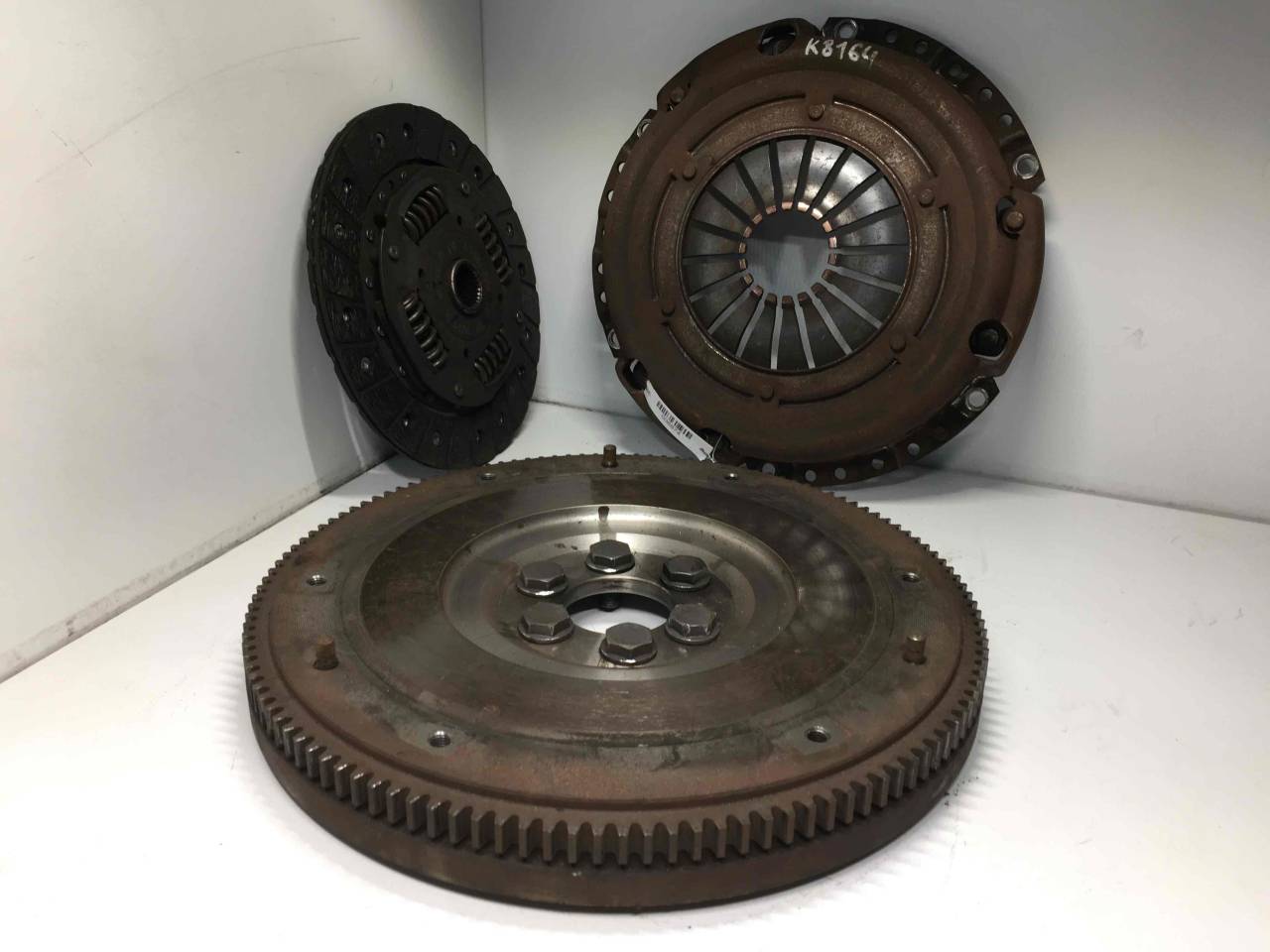 комплект сцепления Volkswagen Fox 3 поколение 2010, 1.2 л., i, бензин, МКПП, передний привод, 03D141025C, 03D141031A, 03D3131009, 1011878003491 - фото №1