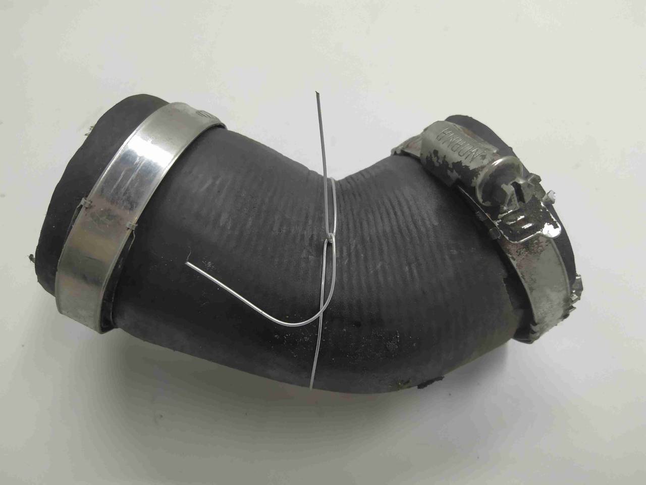 патрубок интеркулера SEAT Ibiza 4 поколение 2012, 1.6 л., TD, дизель, МКПП, передний привод, 6R0145838 - фото №1