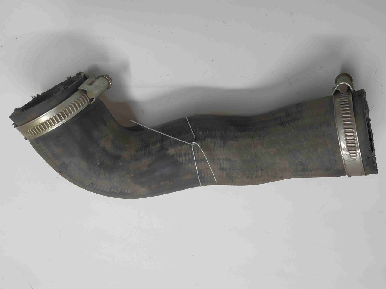 патрубок интеркулера SEAT Ibiza 4 поколение 2012, 1.6 л., TD, дизель, МКПП, передний привод, 6R0145832 - фото №1