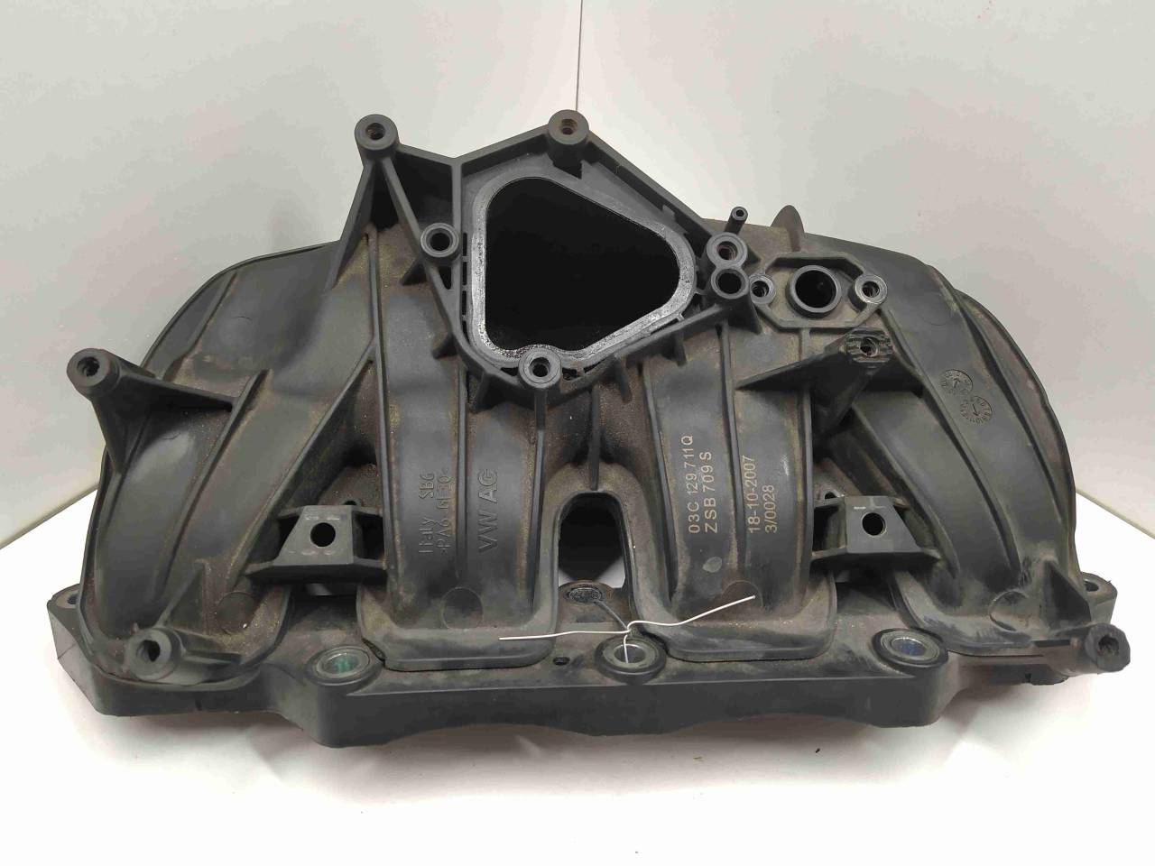 коллектор впускной Volkswagen Jetta 5 поколение 2008, 1.4 л., TSI, бензин, МКПП, передний привод, 03C129711Q - фото №1