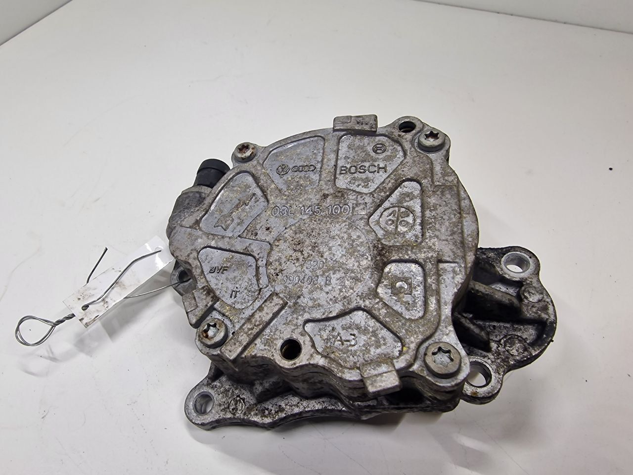 насос вакуумный Volkswagen Tiguan 1 поколение 2008, 2.0 л., TD, дизель, МКПП, полный привод, 03L145100 - фото №1