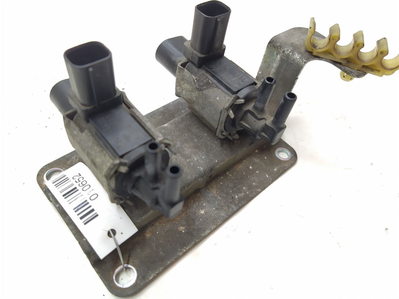 электромагнитный клапан Ford Focus 2 поколение 2008, 1.8 л., i, бензин, МКПП, передний привод, 4M5G9A500NB - фото №1