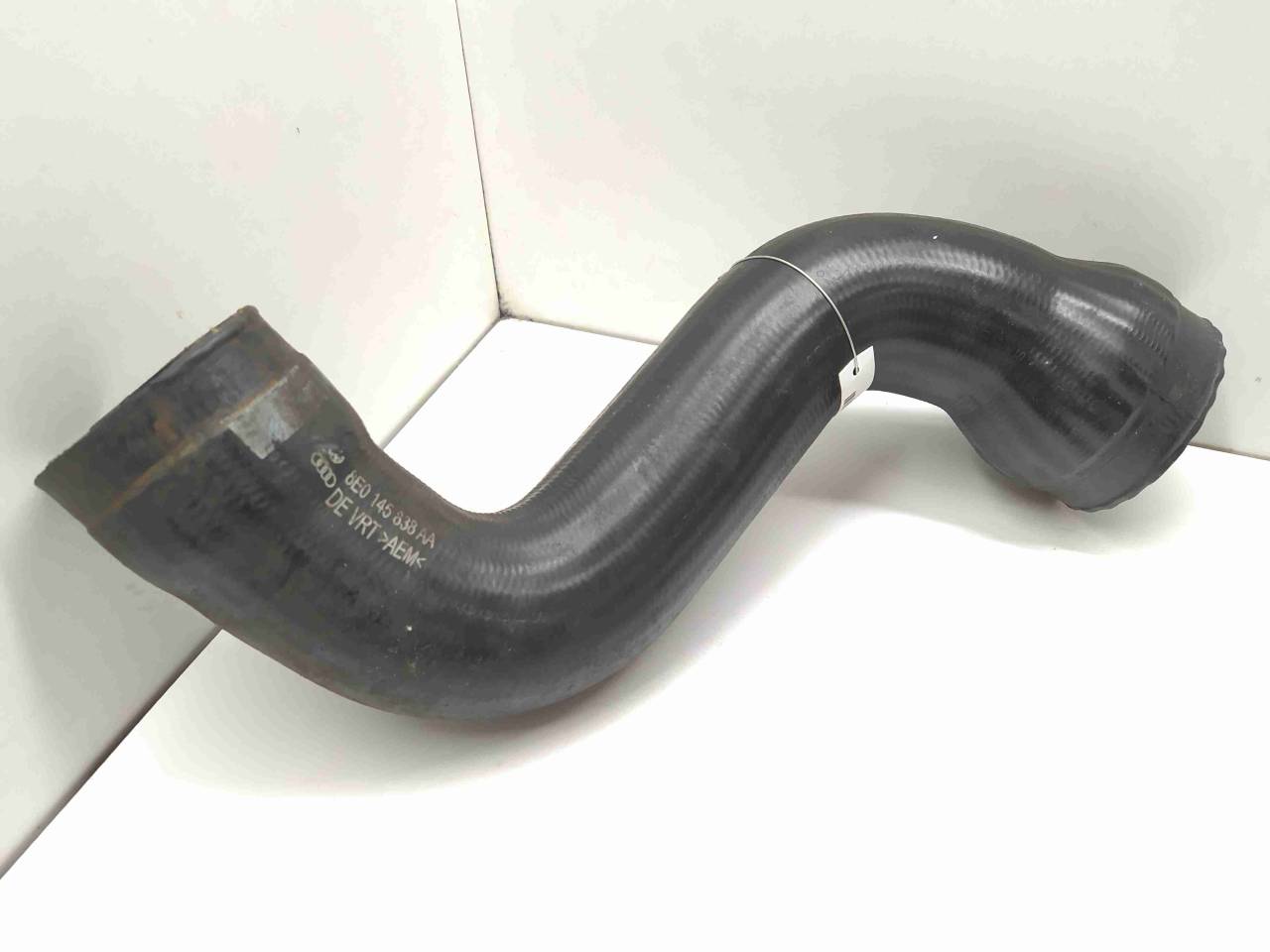 патрубок интеркулера Audi A4 B7 2007, 1.8 л., Ti, бензин, МКПП, передний привод, 8E0145838AA - фото №1