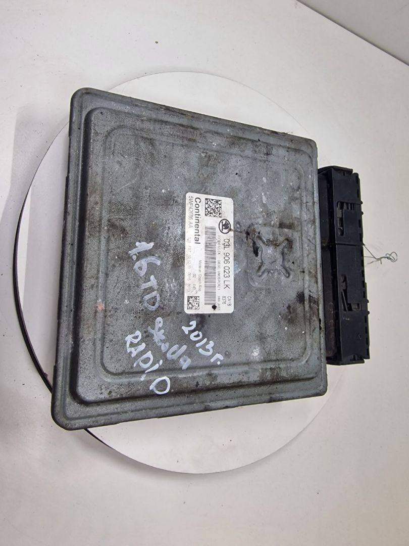 блок управления двигателем Skoda Rapid 1 поколение 2013, 1.6 л., дизель, 03L906023LK - фото №1