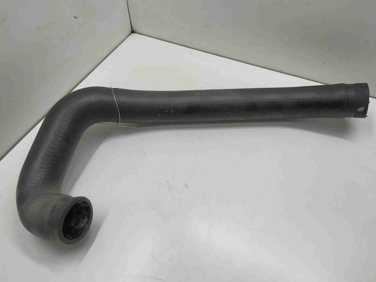 патрубок радиатора Audi 80 B3 1987, 1.8 л., бензин, МКПП, седан, передний привод, 811121051E - фото №1