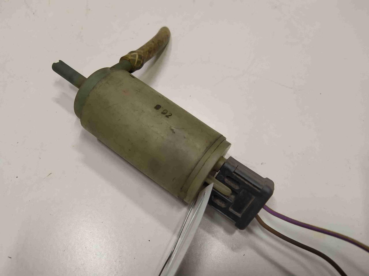 насос (моторчик) омывателя стекла Mercedes-Benz 190 1 поколение 1987, 2.0 л., бензин, седан, - - фото №1