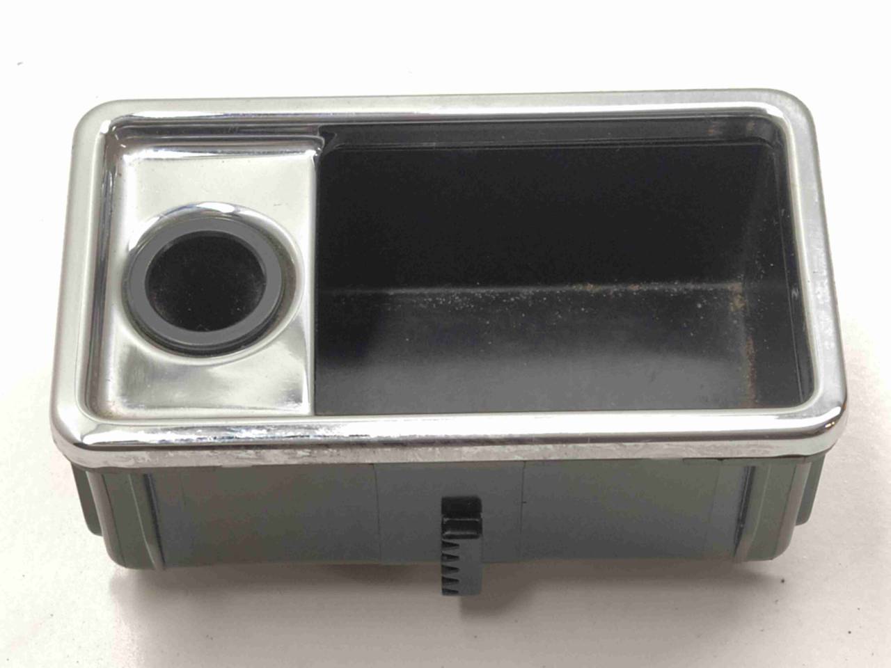 пепельница BMW 5 серия E39 1999, 2.5 л., i, бензин, МКПП, седан, задний привод, 51168184516, 8184516 - фото №1