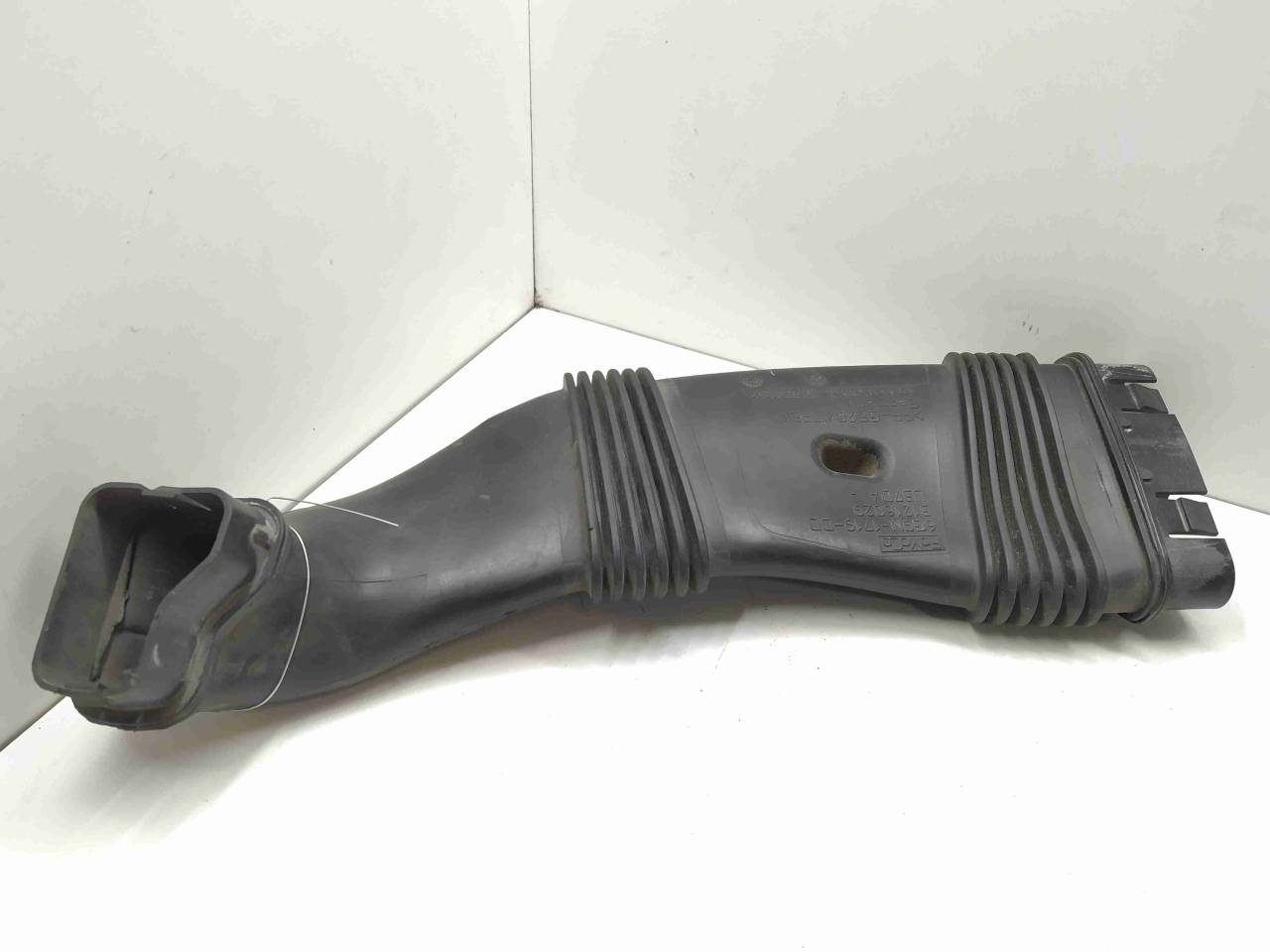 патрубок воздушного фильтра Ford Mondeo 4 поколение 2008, 2.5 л., Ti, бензин, МКПП, передний привод, 6G9N1719DD, 31216029 - фото №1