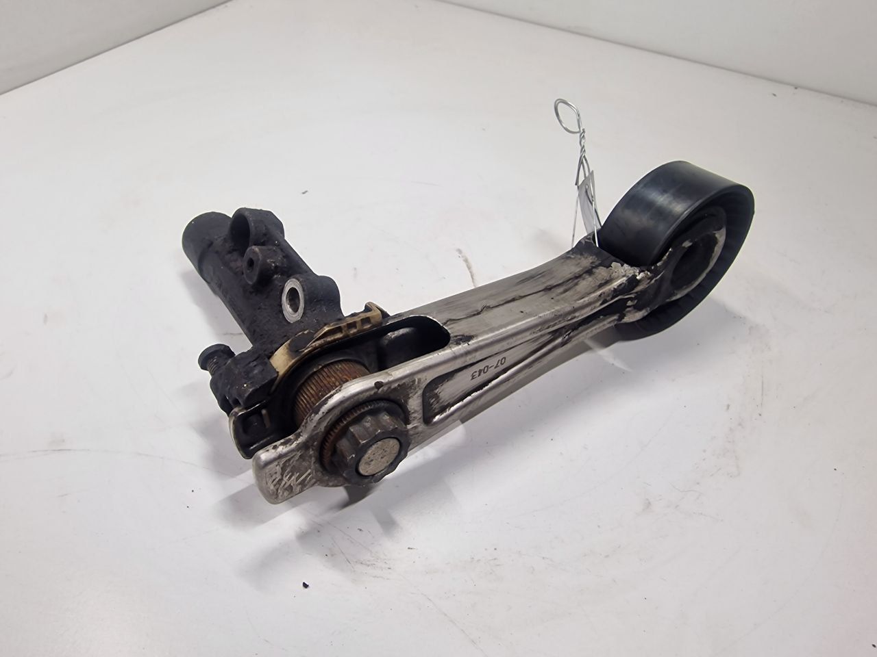 натяжитель Peugeot 207 1 поколение 2007, 1.6 л., i, бензин, МКПП, передний привод, 75343988009 - фото №1