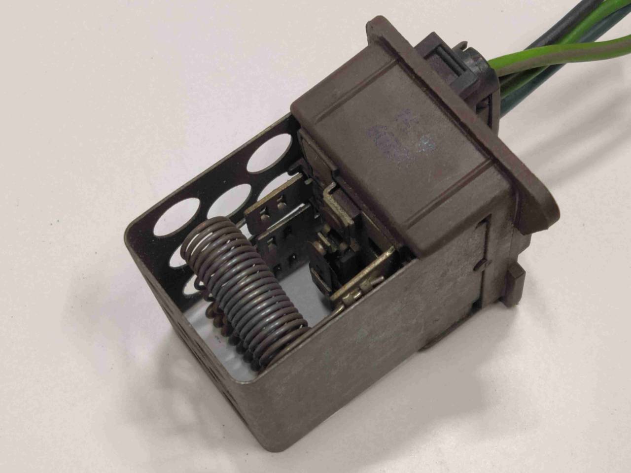 сопротивление печки BMW 5 серия E34 1991, 2.0 л., i, бензин, МКПП, седан, задний привод, 64118390159, 8390159 - фото №1