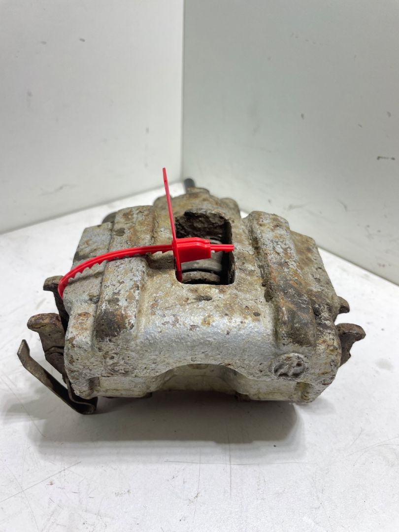 суппорт задний правый Mercedes-Benz M-Класс W163 2001, 3.2 л., M 112.946, бензин - фото №1