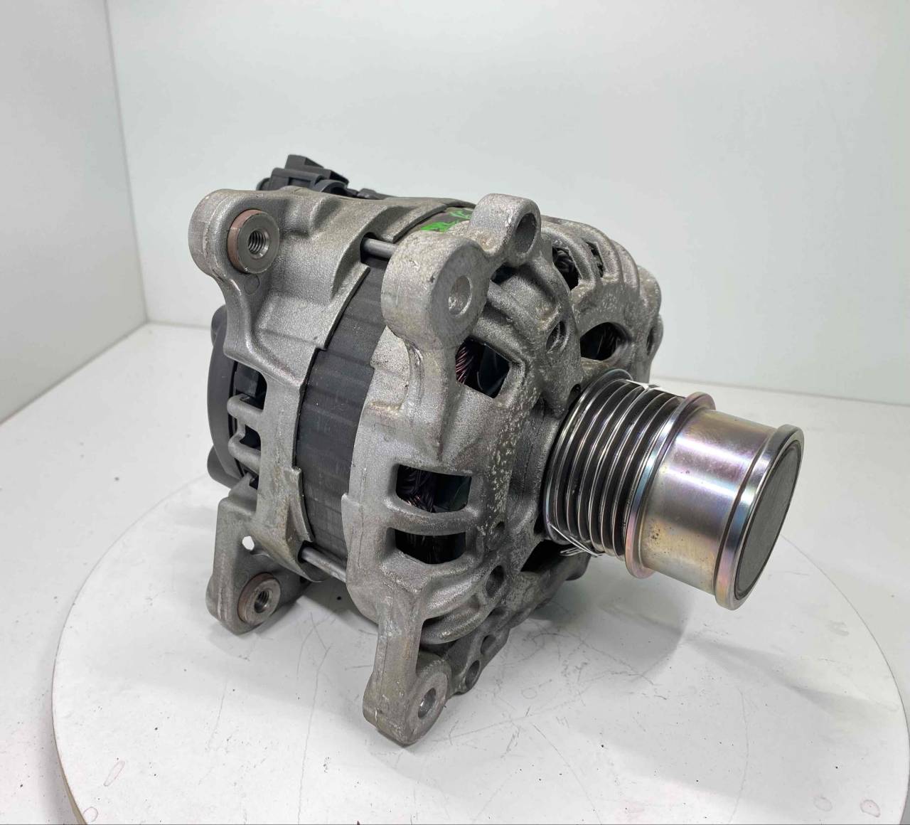 генератор SEAT Leon 3 поколение 2016, 1.4 л., TSI, бензин, МКПП, 04E903015A - фото №1