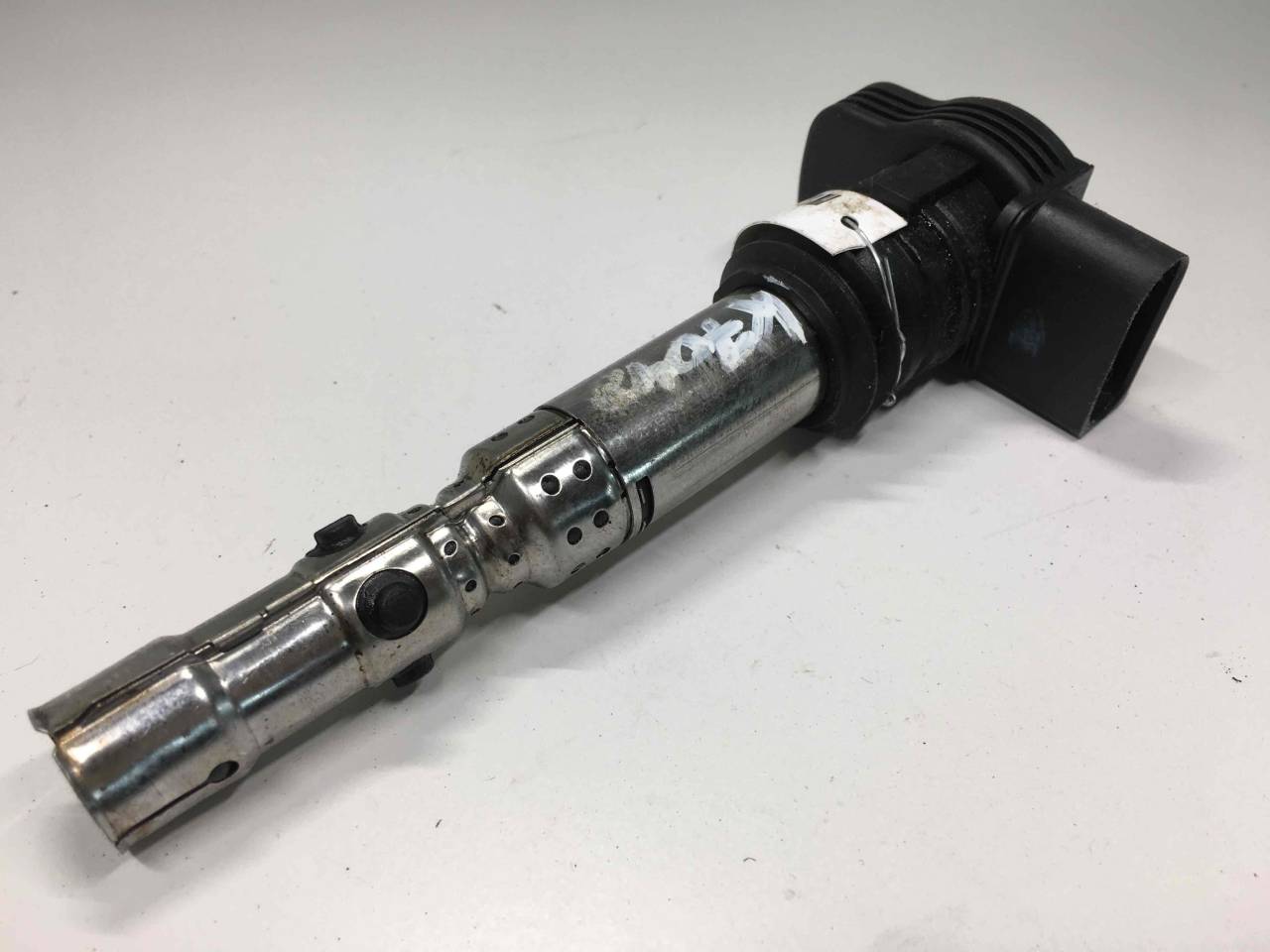 катушка зажигания Audi A4 B6 2004, 1.8 л., Ti, бензин, МКПП, передний привод, 06A905115D - фото №1