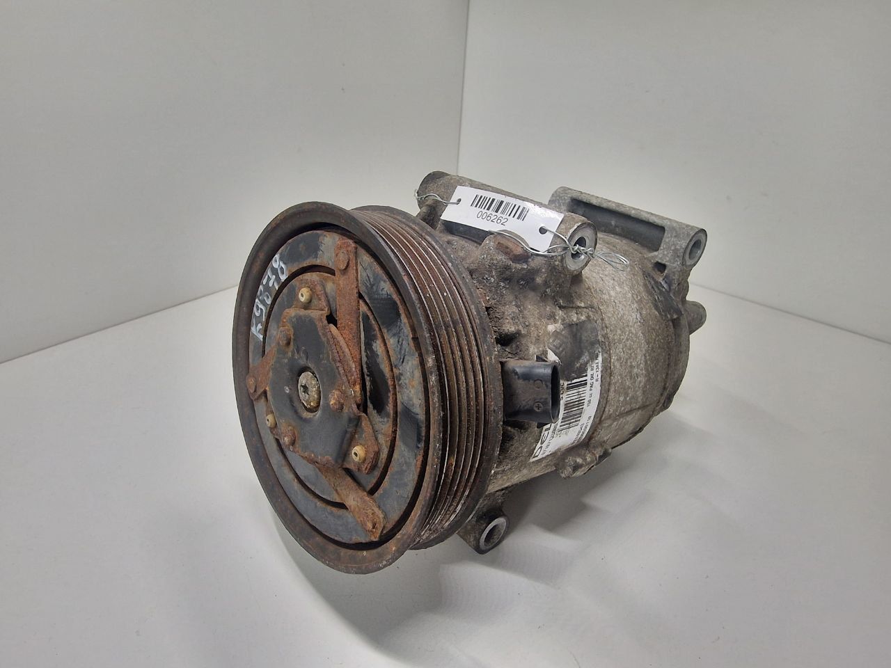 компрессор кондиционера Nissan Qashqai 1 поколение 2007, 1.5 л., DCi, дизель, МКПП, передний привод, 8200600110, 01140543 - фото №1