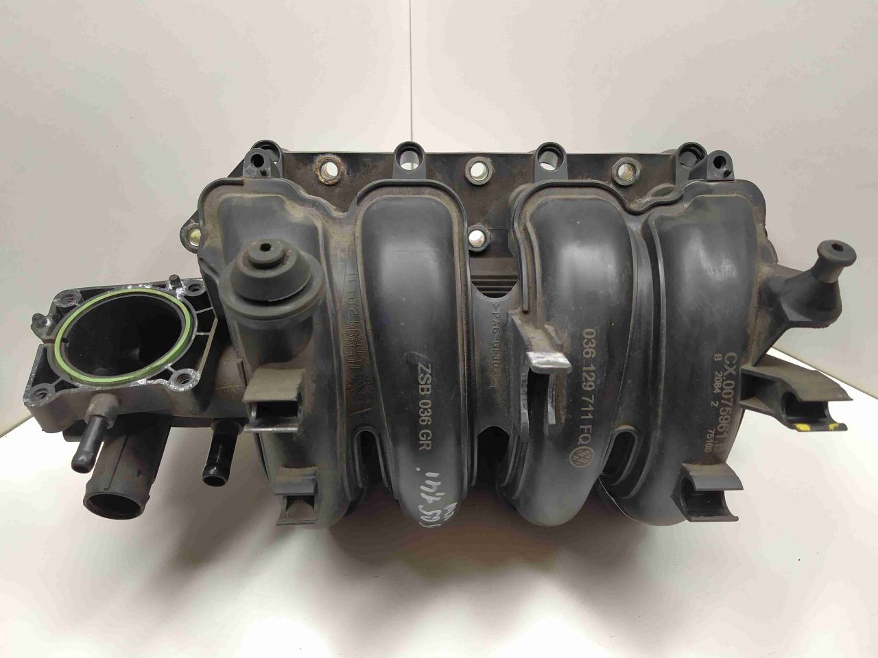 коллектор впускной Volkswagen Golf 4 поколение 2004, 1.4 л., i, бензин, МКПП, передний привод, 036129711FQ - фото №1