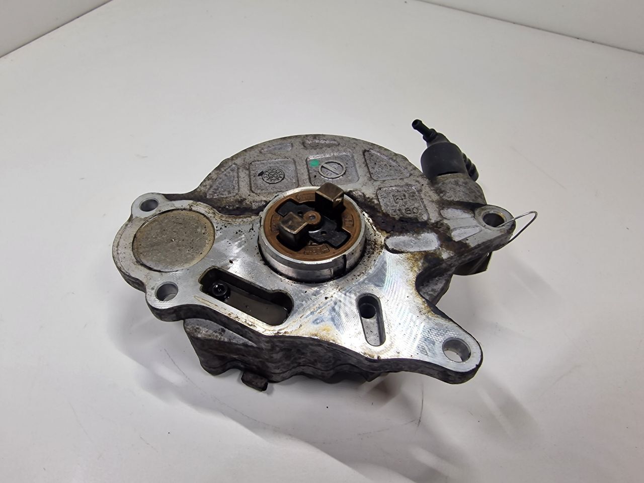 насос вакуумный Volkswagen Passat B6 2008, 2.0 л., TD, дизель, МКПП, передний привод, 03L145100 - фото №1