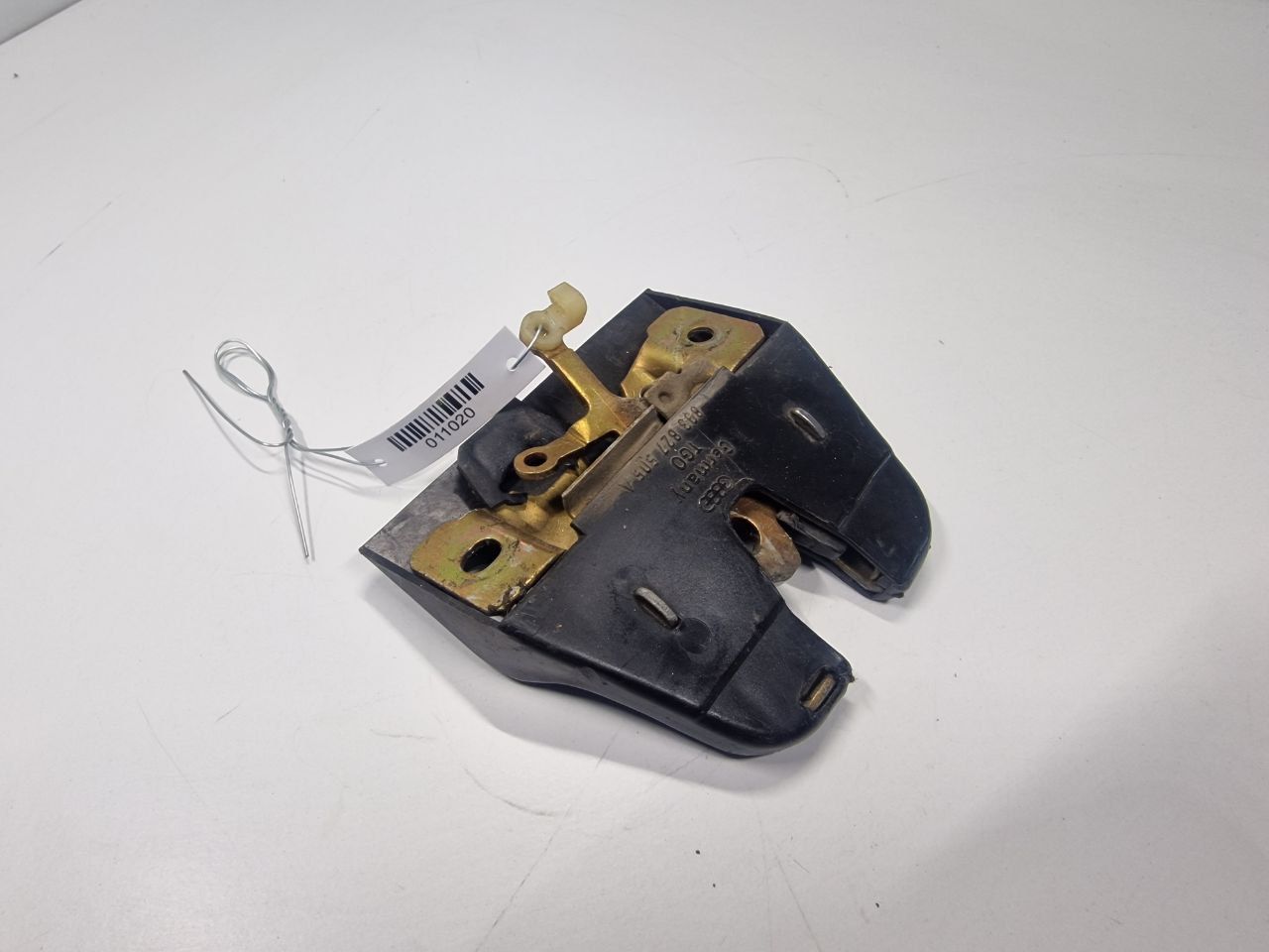замок багажника Audi 80 B3 1987, 1.8 л., бензин, МКПП, седан, передний привод, 893827505A - фото №1