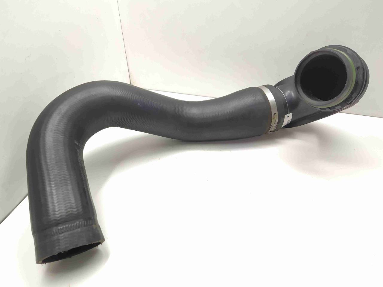 патрубок интеркулера Opel Insignia 1 поколение (A) 2011, 2.0 л., CDTi, дизель, МКПП, передний привод, VRBF20609 - фото №1