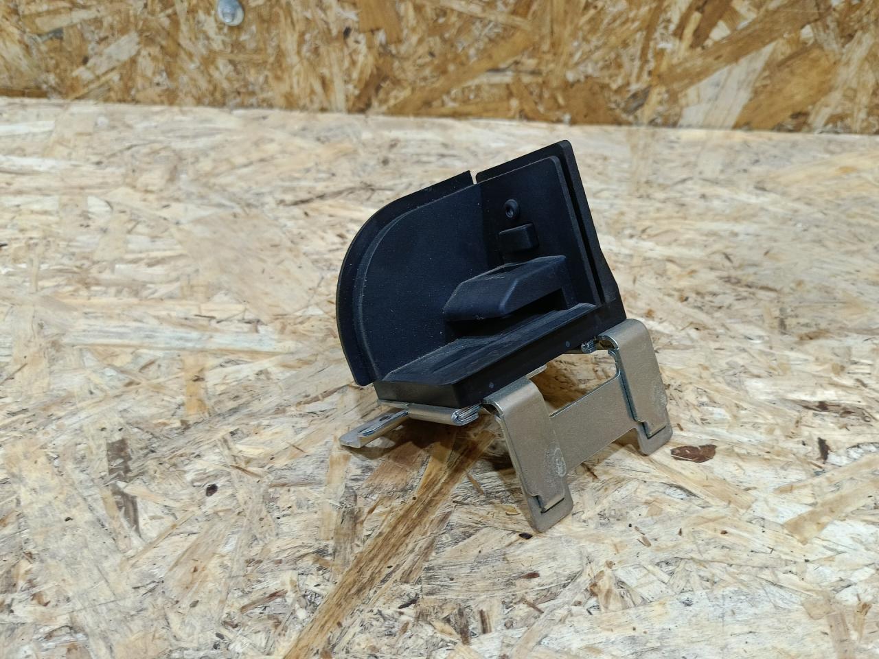 Кронштейн полки багажника BMW 5 серия F07/F10/F11 F11 2011, 3.0 л., дизель, АКПП, черный, универсал, задний привод, 9168473, 51479168473 - фото №1