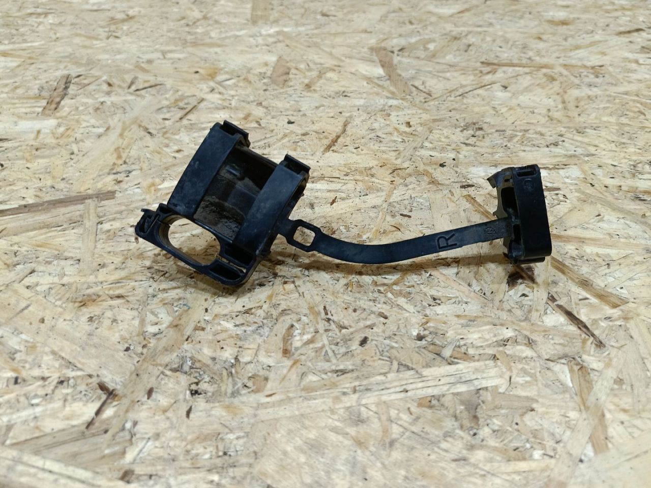 держатель тормозного шланга BMW 5 серия F07/F10/F11 F11 2011, 3.0 л., дизель, АКПП, черный, универсал, задний привод, 6789836, 34516789836 - фото №1