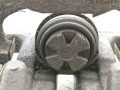 суппорт задний левый Renault Megane 2 поколение 2002, 1.9 л., МКПП, хетчбэк 5 дв., 7701207693 - фото №3