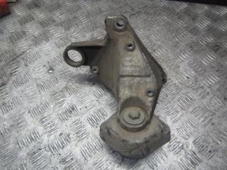 кронштейн КПП Volkswagen Passat B5 1999, 1.6 л., МКПП, универсал, 8D0399114S