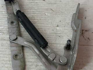 петля капота левая Volvo C70 1 поколение 1999, 2.5 л., бензин, МКПП, купе, 30807458, 7124-1680