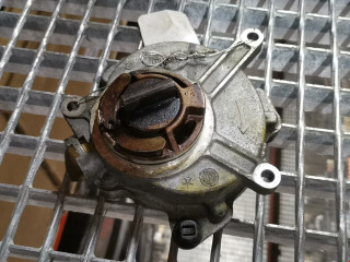насос вакуумный Audi A4 B6 2004, 2.0 л., МКПП, седан, 06D145100H