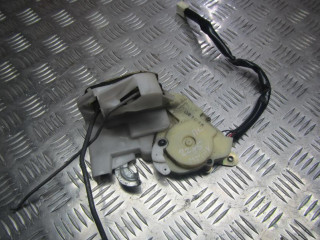 замок двери передней левой Mazda MPV LW 2000
