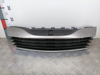 решетка радиатора Renault Laguna 2 поколение 2001, 1.6 л., МКПП, хетчбэк 5 дв., 8200012581B