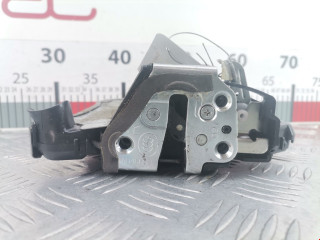 замок двери передней правой Toyota RAV4 3 поколение (XA30) 2007, 2.2 л., МКПП, внедорожник 5 дв., 6903053080