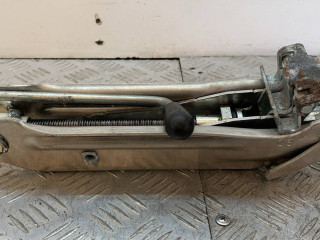 домкрат Volkswagen Golf 4 поколение 2001, 1.6 л., бензин, АКПП, хетчбэк 5 дв., 8L0011031A