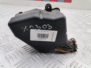 блок предохранителей Volkswagen Passat B5 1998, 1.6 л., МКПП, универсал, 8D1941824
