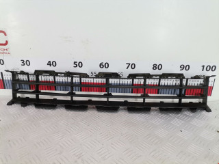 заглушка (решетка) в бампер Renault Megane 2 поколение 2003, 1.6 л., МКПП, седан, 8200114155