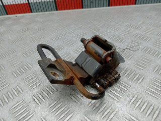 петля двери Audi A6 4B/C5 1999, 2.4 л., МКПП, универсал, 4B0831411B