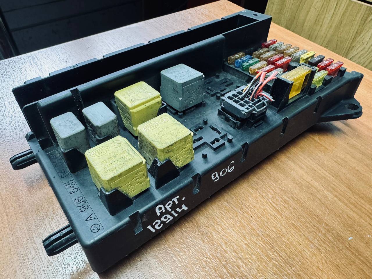 блок предохранителей Mercedes-Benz Sprinter 2 поколение (W906) (2006 - 2014), A0025422619, A0025421419, A9065450401, 518817028, A0045452905, A9065450401 - фото №1