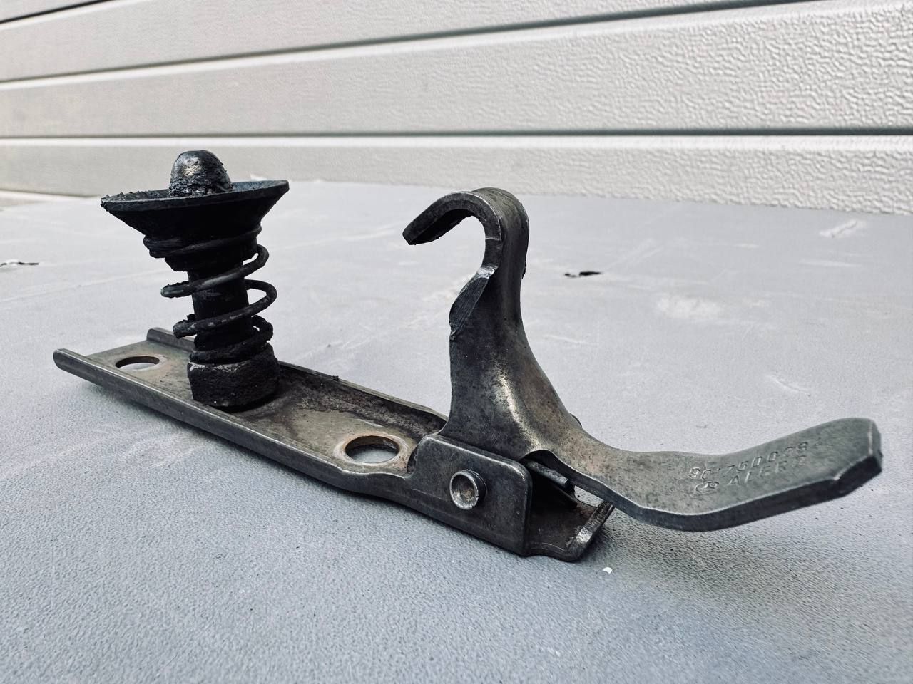 замок капота Mercedes-Benz Sprinter W901-904 (1995 - 2000), 9017500284 - фото №1