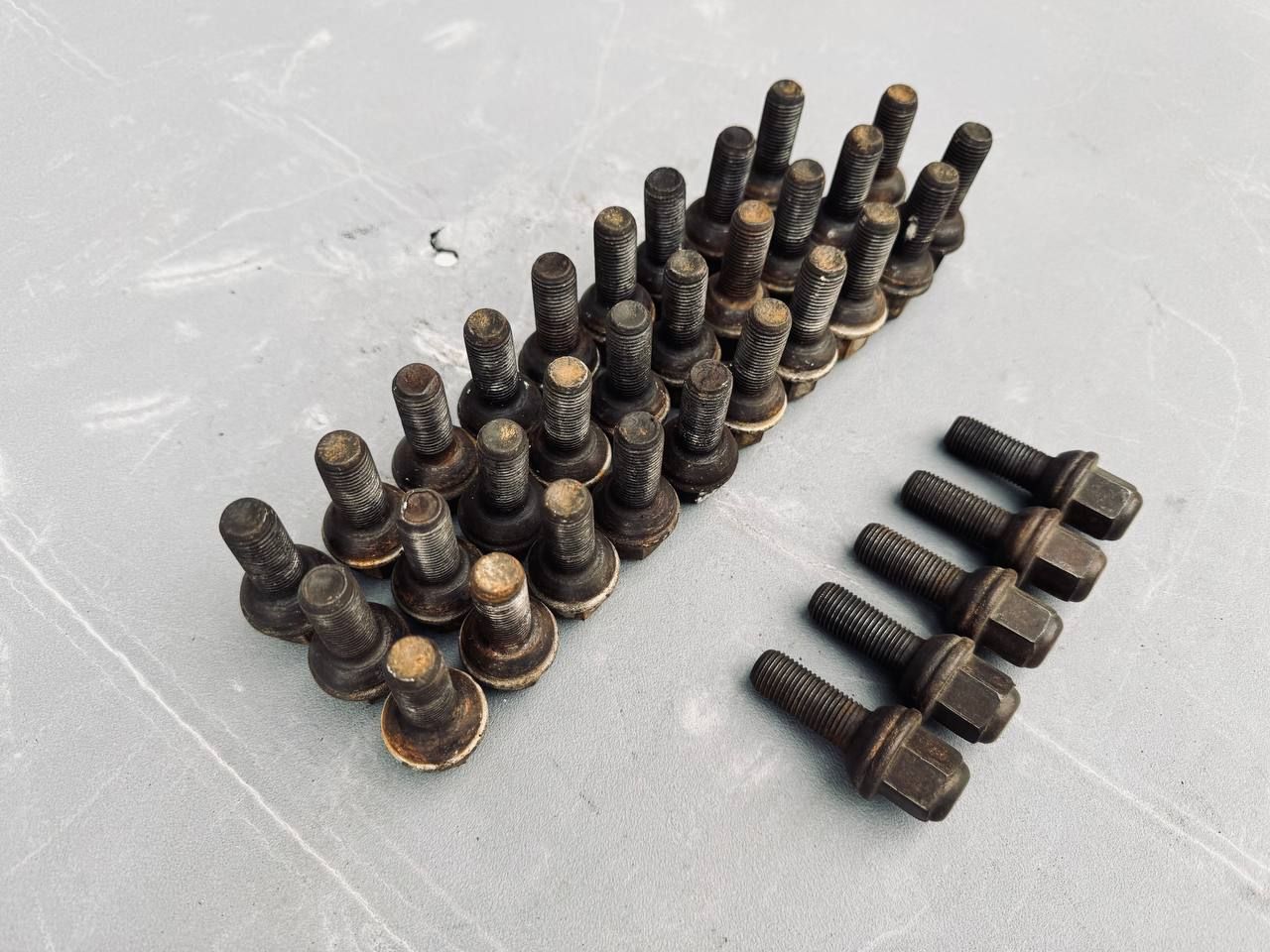 болт колесный Mercedes-Benz Sprinter W901-904 (1995 - 2000) - фото №1