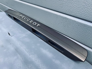 накладка двери (крышки) багажника Peugeot Traveller 1 поколение (2017 - 2025), 9813797577, 9813797677